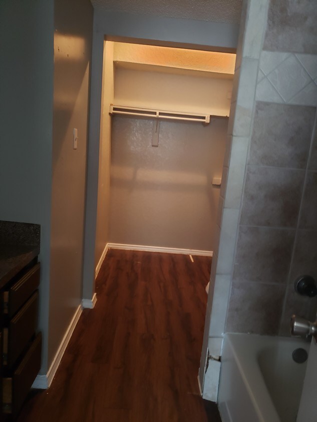 Foto principal - 6003 Ridgecrest Rd