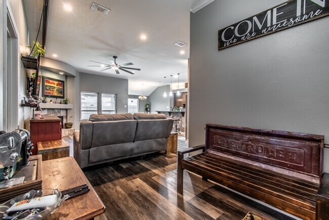 Building Photo - Beautiful Southside Home with Bonus Back Office