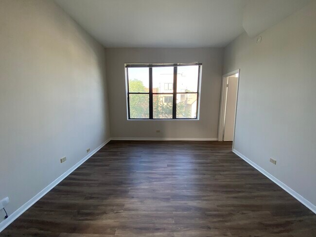 Foto del edificio - 2245 N Western Ave