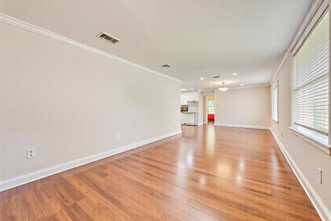 Building Photo - 711 Broadway Ave