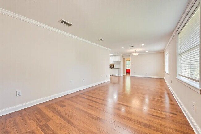 Foto del edificio - 711 Broadway Ave