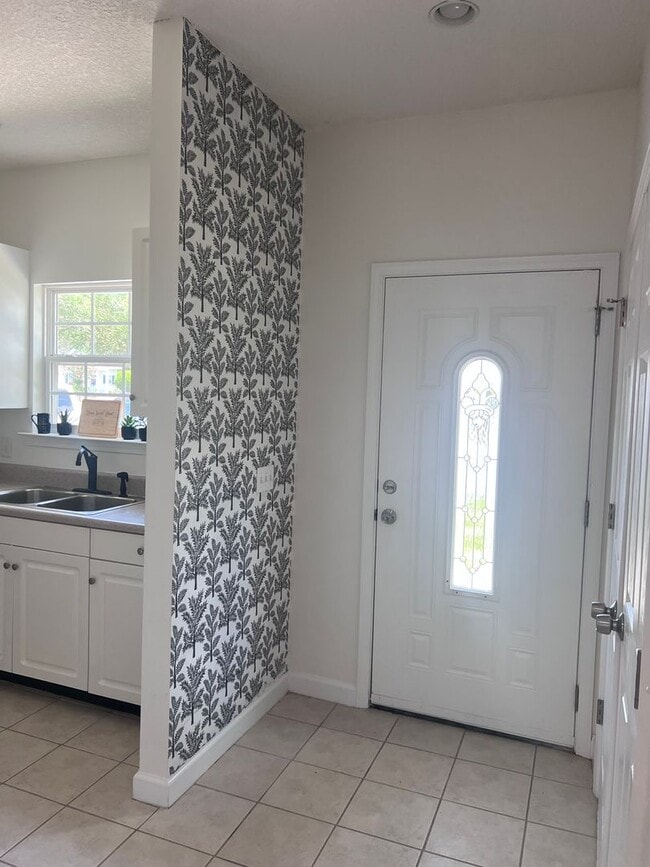 Building Photo - Newly renovated 2 bedroom, 2 bathroom townhome coming soon!