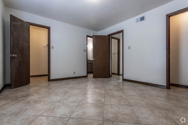 1 BR, 1 BA - 680 SF - Tropicana Apartments