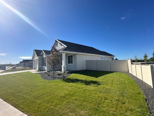 Building Photo - Beautiful 1 year old home available now!