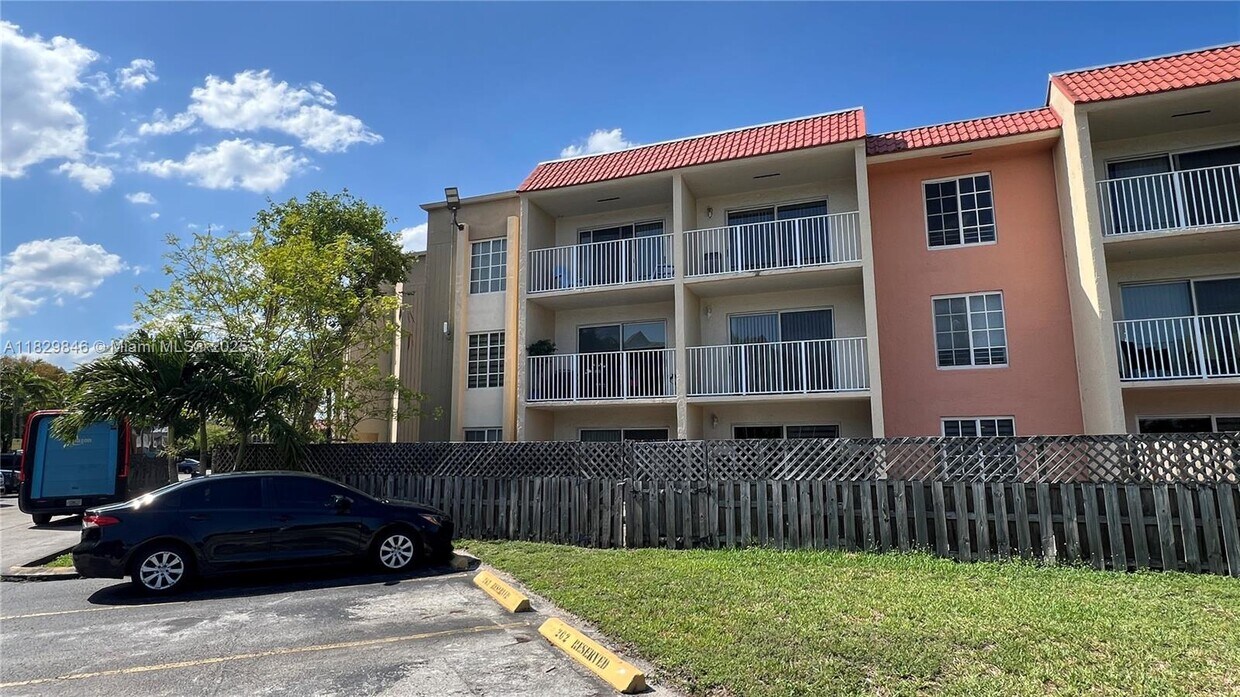 Foto principal - 5201 Geneva Ct