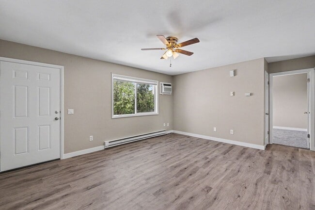 Building Photo - FOR RENT! Beautifully Remodeled 2 Bed/1 Bath Unit – Don’t Miss Out!