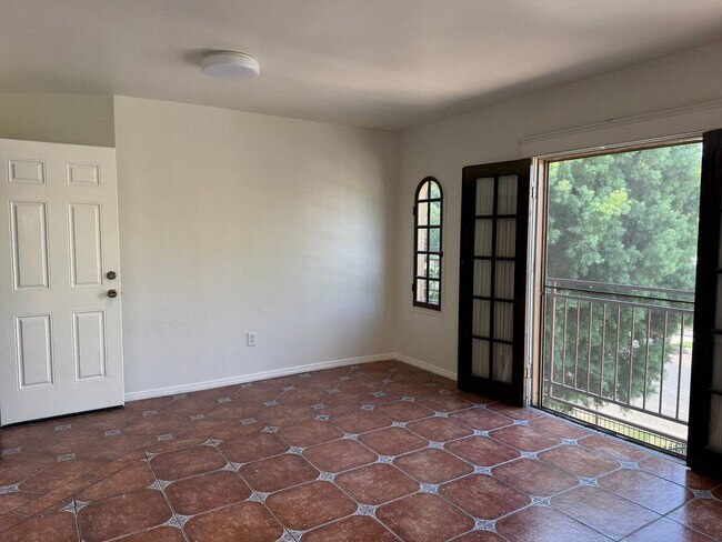 Foto del edificio - 2646 Kenwood Ave