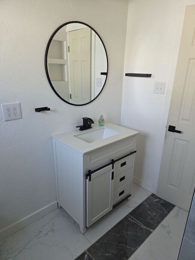Foto del edificio - Newly Upgraded 2-Bedroom Home Available Now!