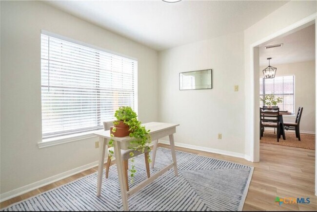 Foto del edificio - 2114 Gina Dr