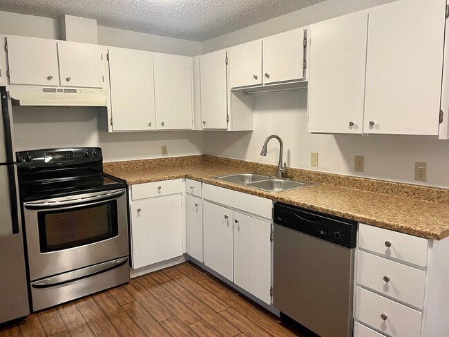Building Photo - Updated Top Floor 2-Bed with Washer/Dryer,...