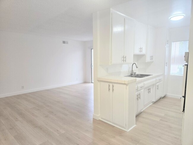 Foto del edificio - Welcome home! 2bd/2ba unit with parking. Master bedroom with en-suite bathroom!