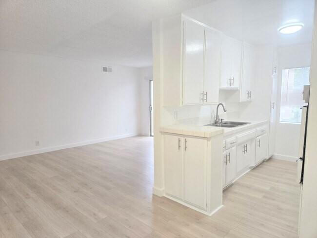 Building Photo - Welcome home! 2bd/2ba unit with parking. Master bedroom with en-suite bathroom!
