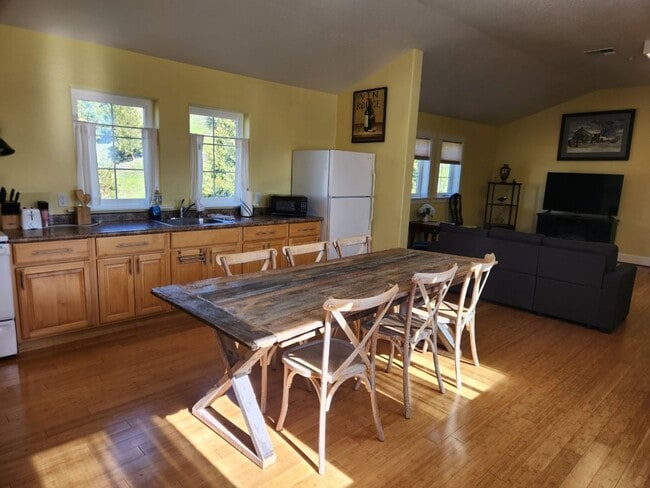 Building Photo - Studio Apartment on 27 Acre Estate | Avail...