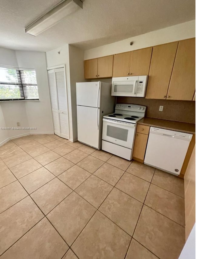 Building Photo - Live in this spacious 2 bedrooms, 2 full b...