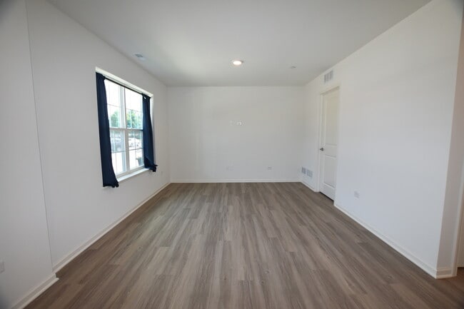 Building Photo - 2945 Showplace Dr