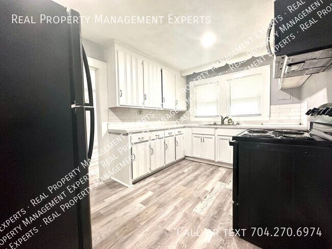 Building Photo - **MOVE IN SPECIAL!**Beautifully Renovated ...