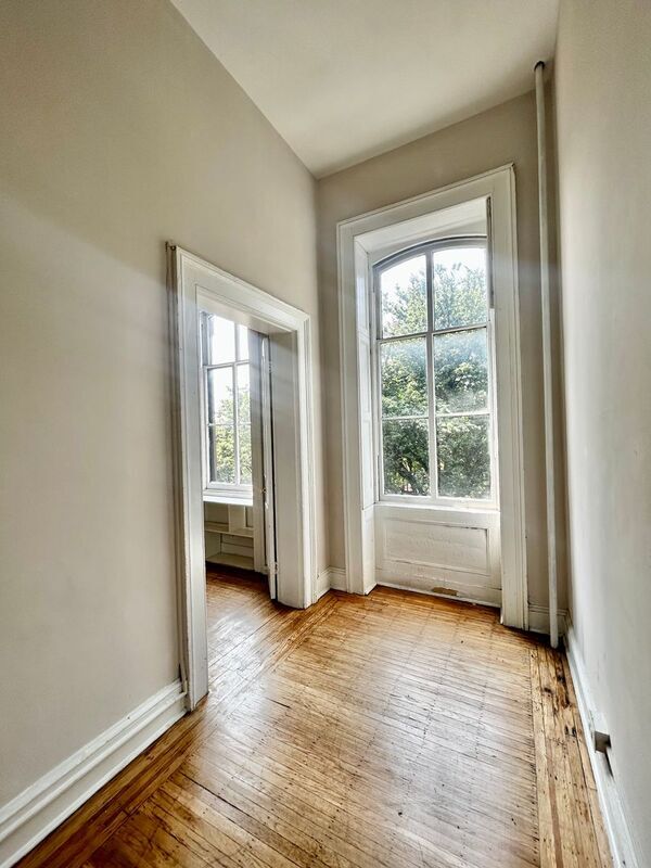 Building Photo - 24 E Mt Vernon Pl