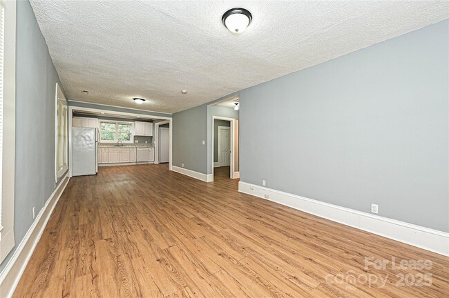 Foto del edificio - 419 Lakewood Ave