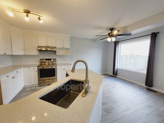 Building Photo - 3550 McLean Crescent SW