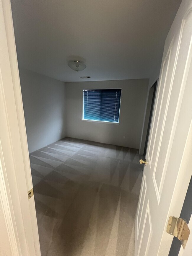 Building Photo - 1740 Louise Ave