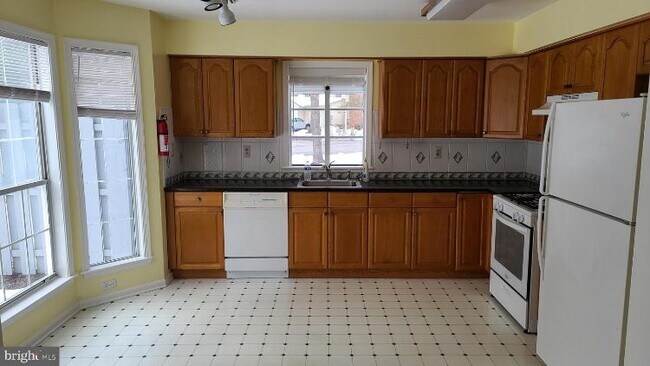 Building Photo - 1 Colebrook Ct