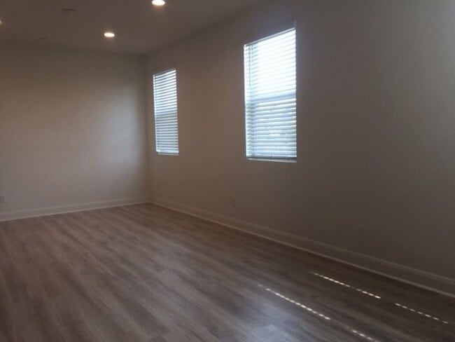 Foto del edificio - Desirable Coastal Townhome in Vista