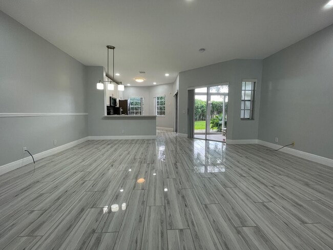 Building Photo - 6526 Via Regina