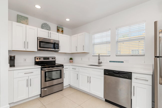 Building Photo - 2350 Parker Ave