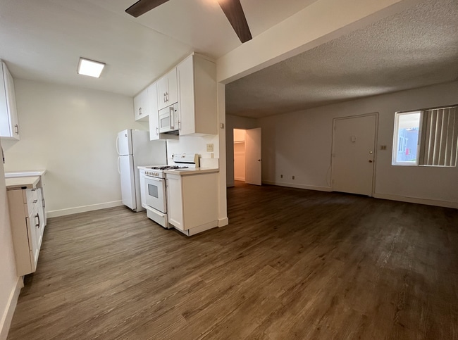 Building Photo - 5754 Hazeltine Ave