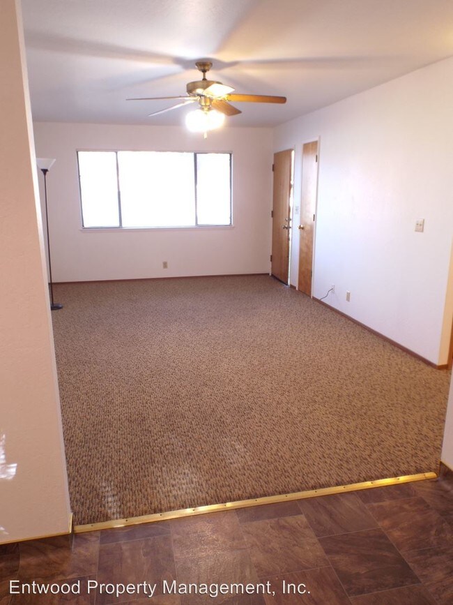 Building Photo - 965 Cyndi Cir