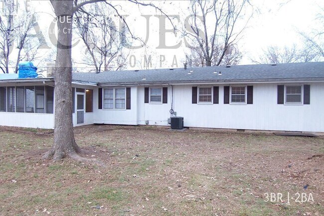 Building Photo - Very Clean Spacious Home has 3 Bedroom 2 B...