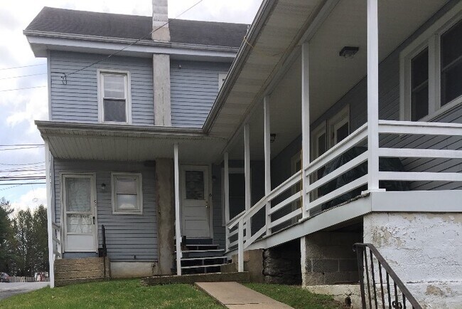 Parte trasera del edificio desde el estacionamiento. - 35 Manor Ave