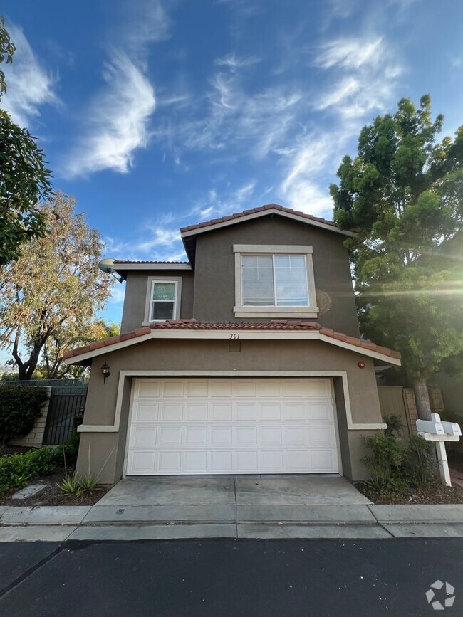Building Photo - 301 N Navarette Pl