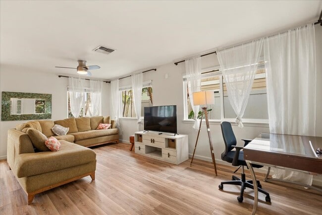 Building Photo - 21 Henohea Pl