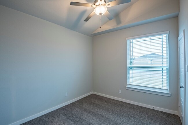 Building Photo - AVAILABLE NOW! GORGEOUS 3 BEDROOM FOUR PLE...