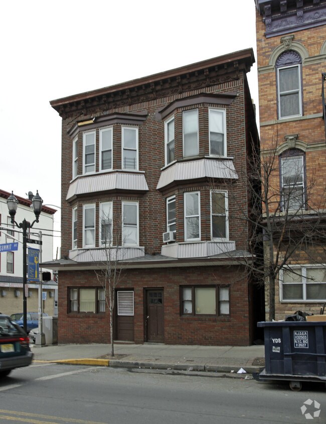Building Photo - 1601 Summit Ave