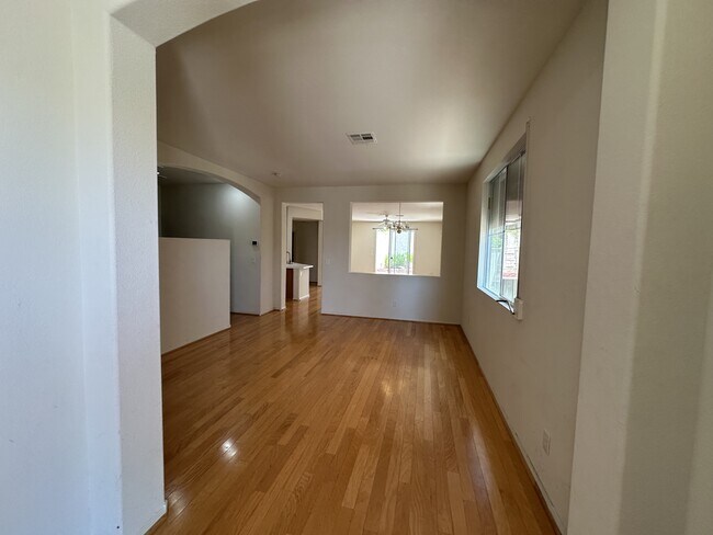 Foto del edificio - 9900 Shadow Grove Ave