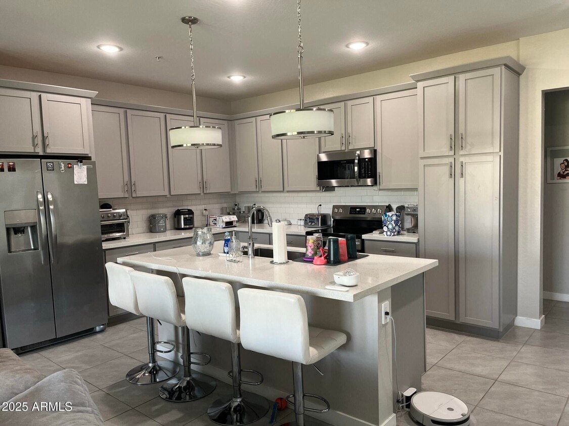 Foto del edificio - 155 N Lakeview Blvd