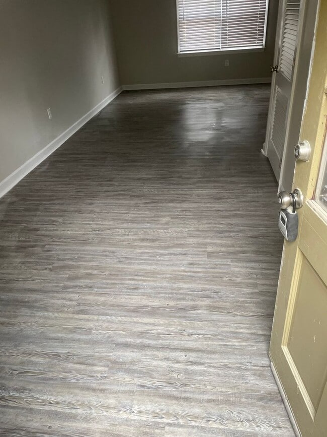 Building Photo - Two Bedroom 1.5 Bath Townhome for Rent