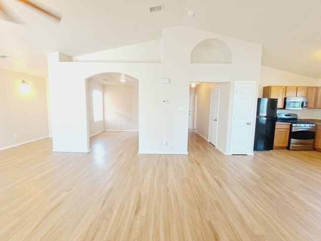 Building Photo - 3 bed 2 bath home in Huning Ranch!