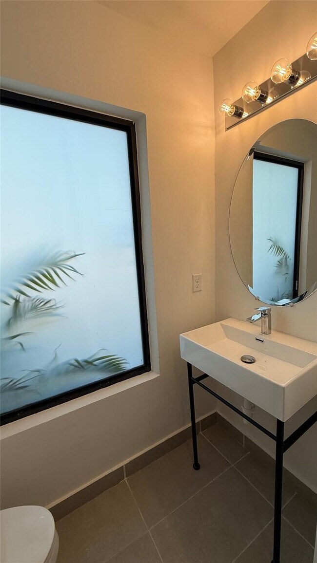 Building Photo - 2526 Pierce St