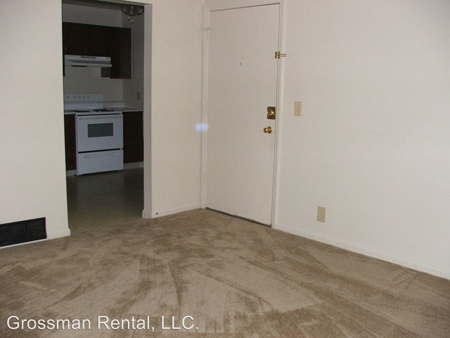 Building Photo - 702 Fairway Dr