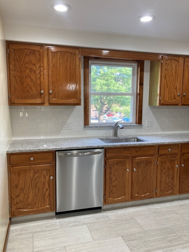 Building Photo - 30 Mansfield Dr