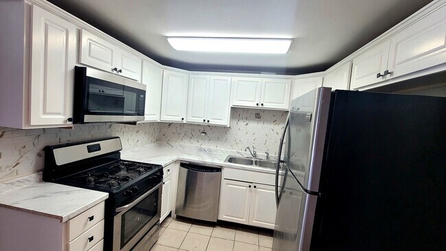 Building Photo - 1304 Yarmouth Ct