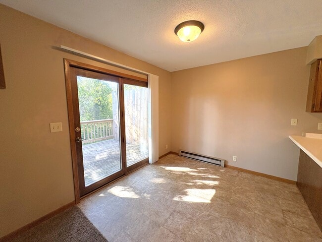 Foto del edificio - 632 Saxonwood Rd