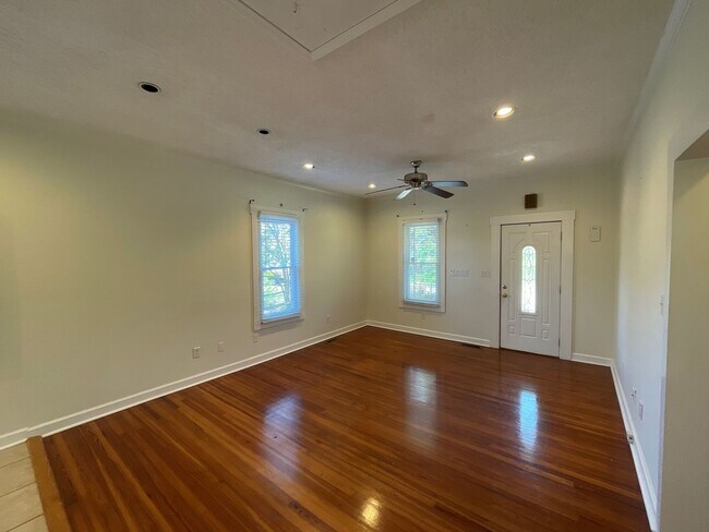 Foto del edificio - T.R. Lawing Realty Property
