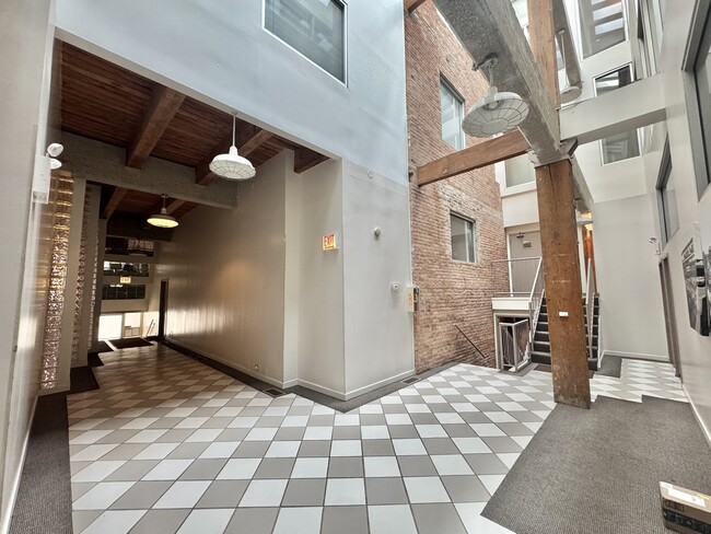 Building Photo - 1122 W Newport Ave