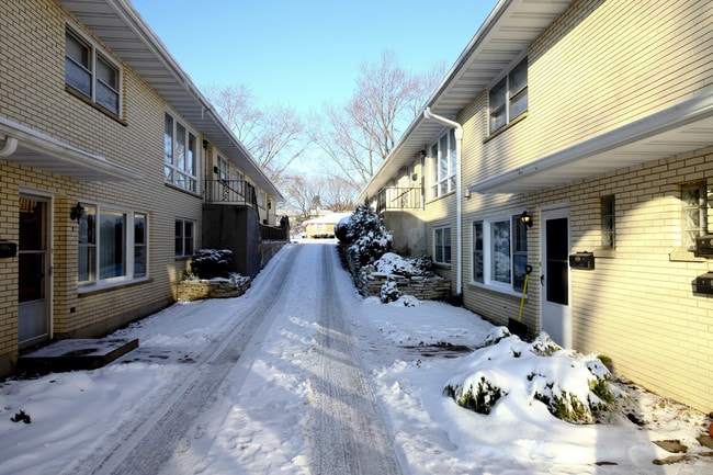 Building Photo - 4141 Eastridge Dr