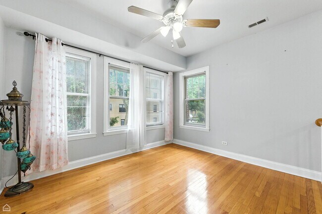 Foto del edificio - 2611 W Rosemont Ave