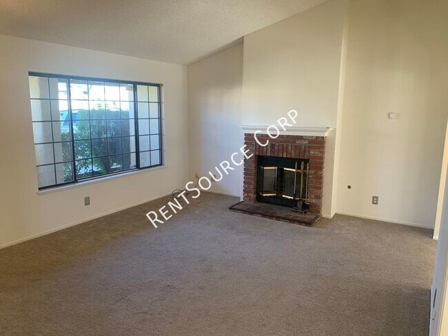 Building Photo - 3 Bedroom Pool Home for Rent in Palmdale